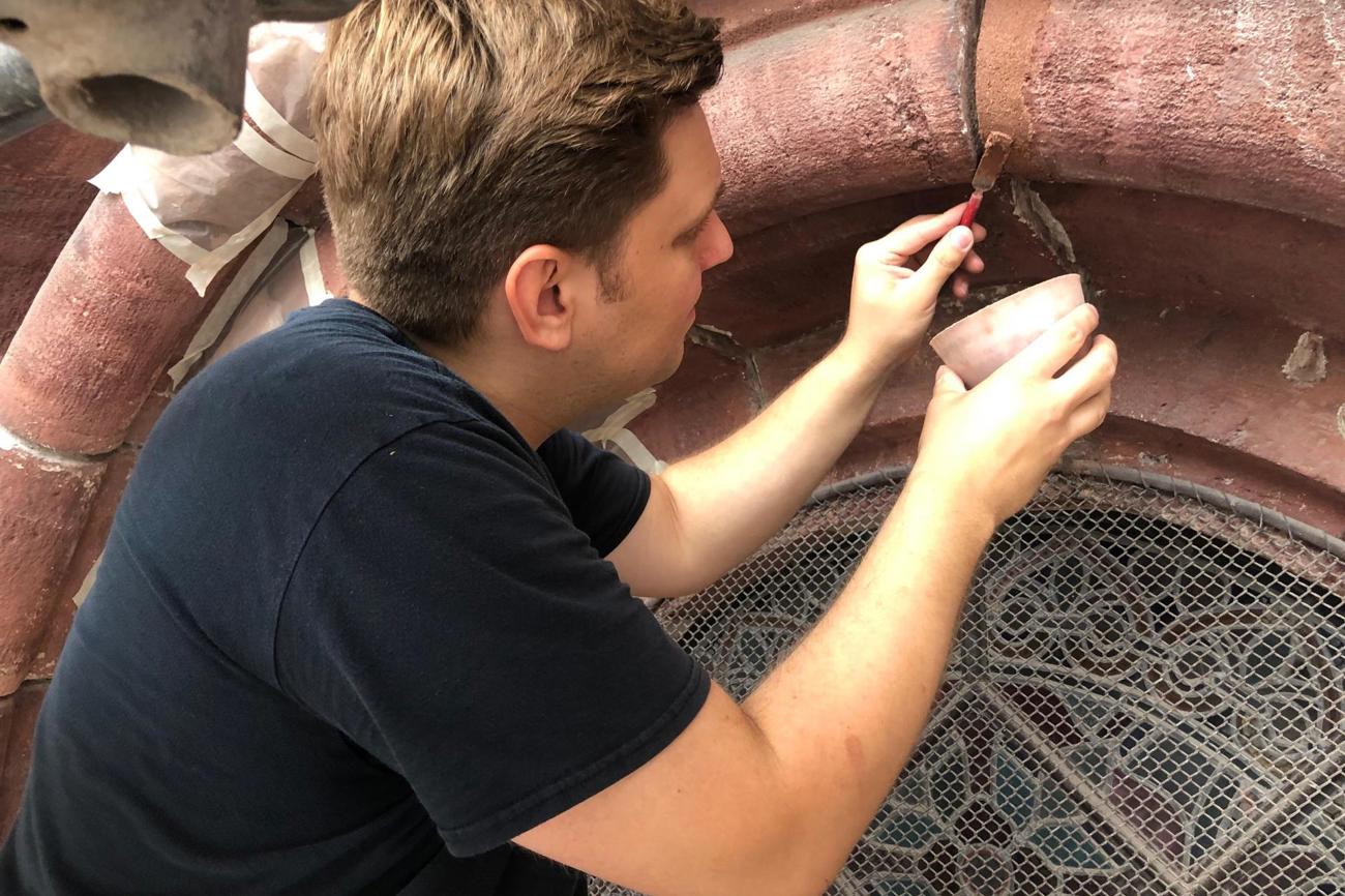 Sorgfalt und Genauigkeit: Ausbesserung des Sandsteins.