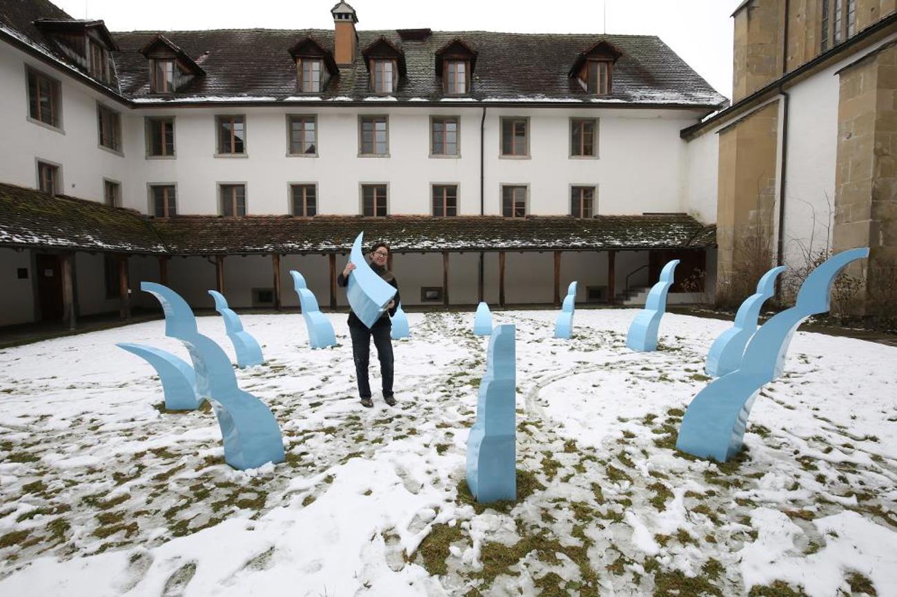 Die Künstlerin Maja Thommen inmitten ihrer Installation «ich bin der brunnen» zum Gedenkjahr «600 Jahre Niklaus von Flüe» im Kreuzgang des Klosters Kappel. Die Ausstellung ist bis zum 15. November zu sehen. | Kloster Kappel