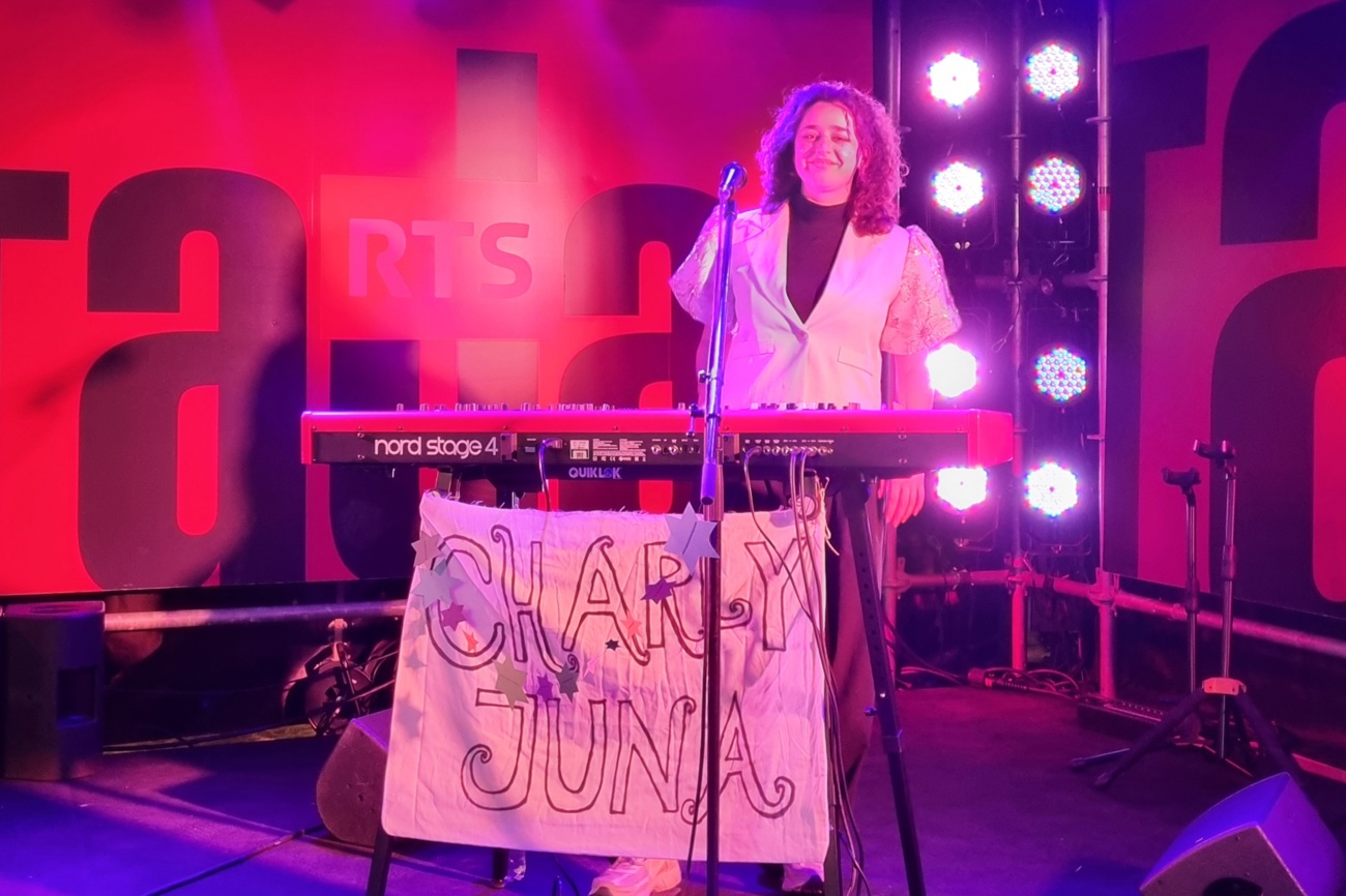 Die Songs der Tochter sind etwas Besonderes; hier am Jazzfestival in Cully 2026. / Foto: Anna Schindler