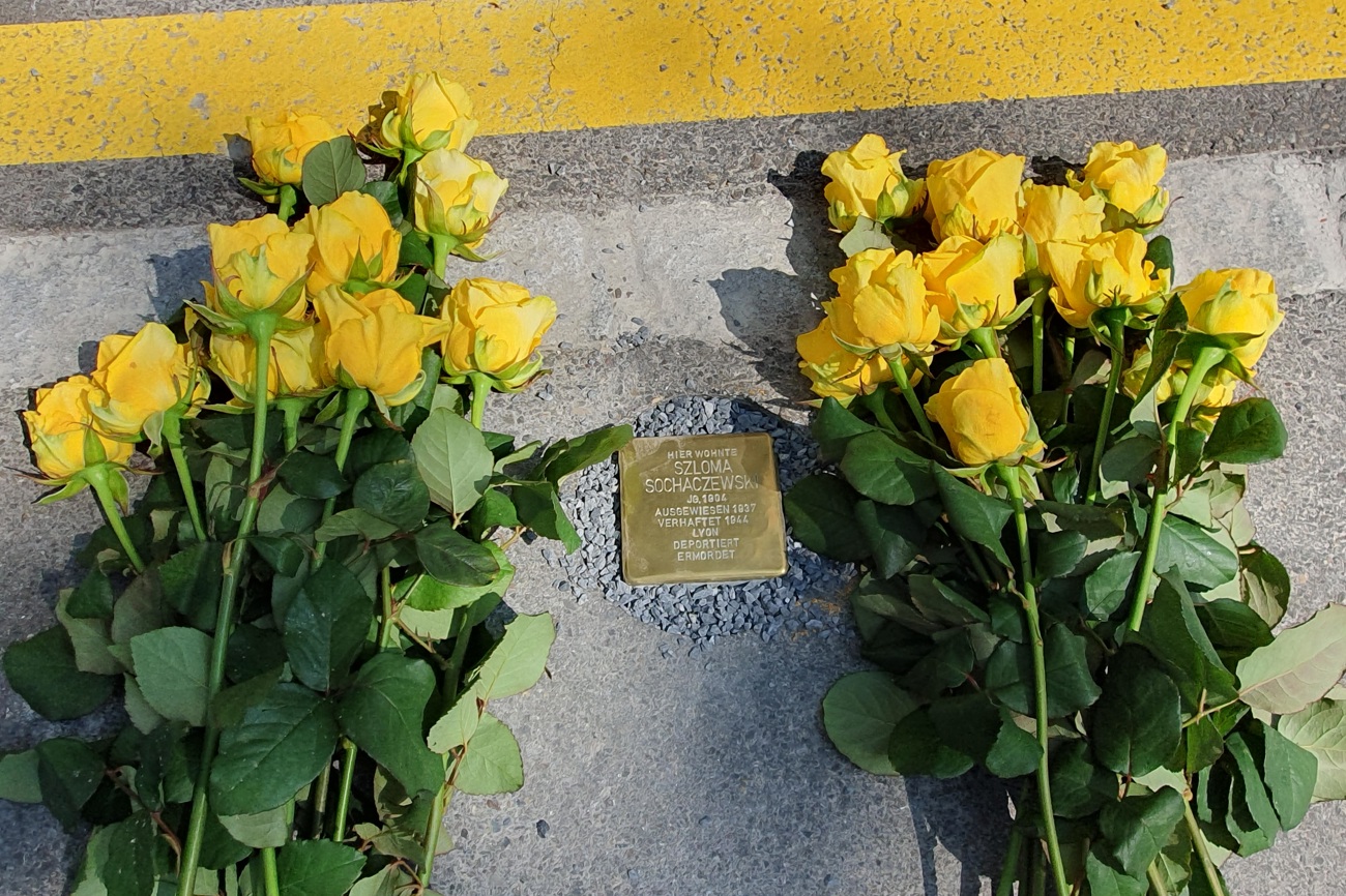 Gelbe Rosen beim Stolperstein für den von den Nazis ermordeten Szloma Sochaczewski. Foto: Jörg Krummenacher