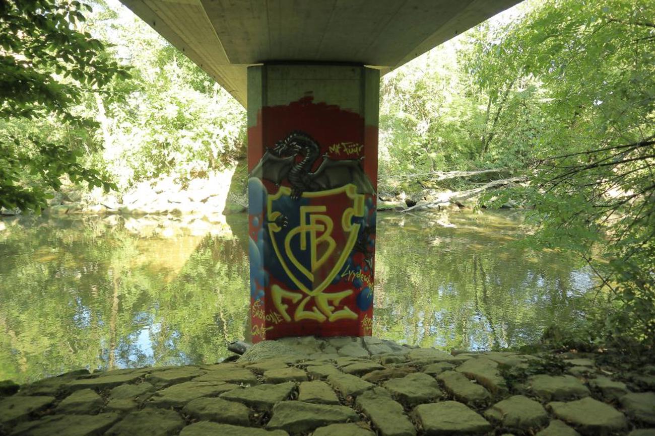 Das FCB-Stadion ist in der Nähe, wie dieses kunstvolle Fan-Grafitto zeigt.