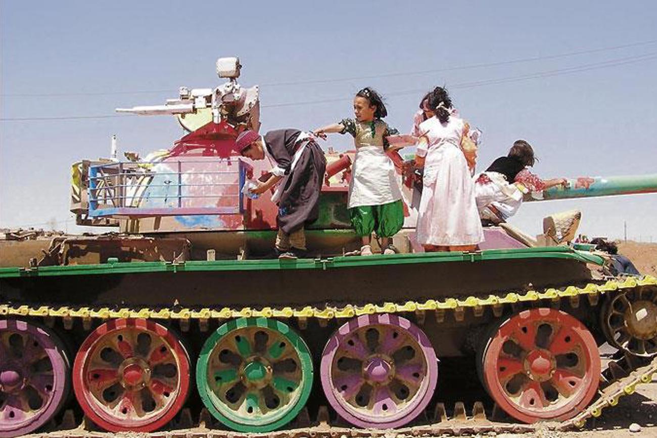 Farben für Frieden: Kinder bemalen einen Panzer. Foto Open Doors