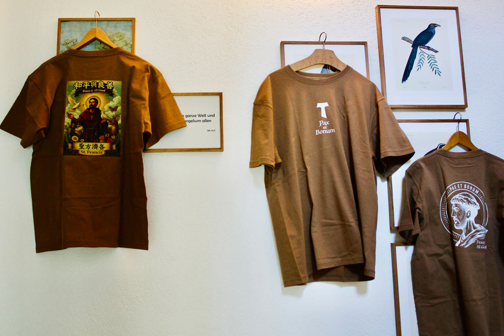 Mit diesen franziskanischen T-Shirts sammelt der Orden Geld für soziale Projekte. | Foto: Tilmann Zuber