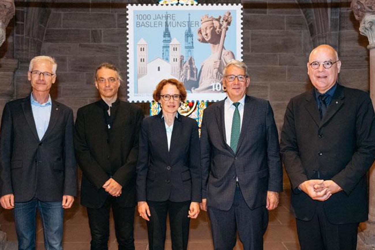 Prominenz für eine Briefmarke (v.l.): Münsterbaumeister Andreas Hindemann, Grafiker Marco Trüeb, Regierungsrätin Eva Herzog, Post-Verwaltungsratspräsident Urs Schwaller und der Basler Kirchenratspräsident Lukas Kundert.|Oliver Hochstrasser