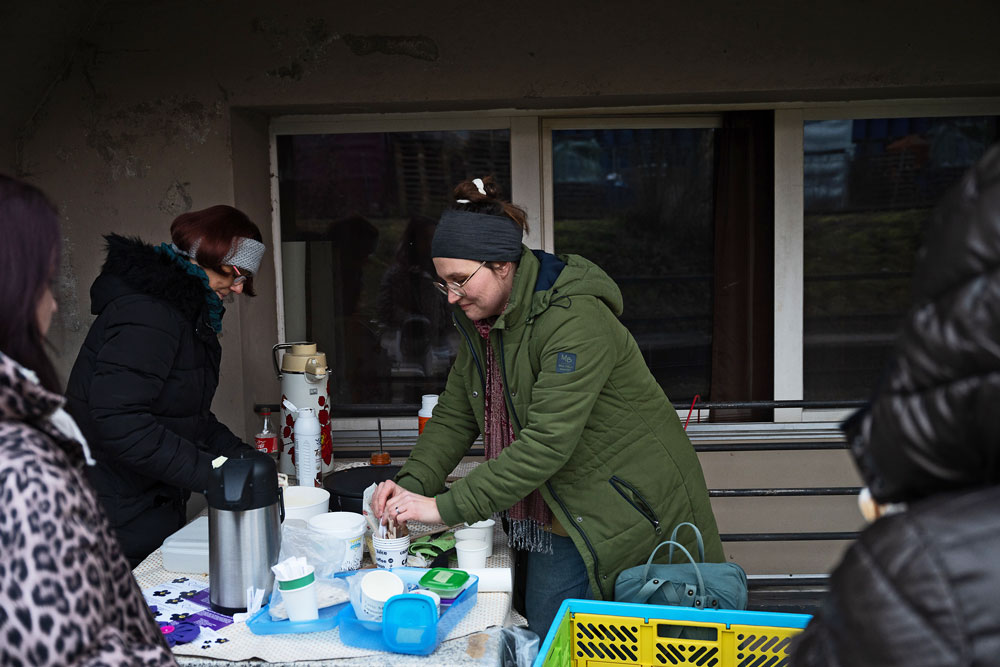 Silvia Tanner (links) und Livia Wenger bringen Heissgetränke und Kuchen. Oft bauen sie so eine Brücke zum Gespräch über tiefere Anliegen. | Foto: Susanne Seiler