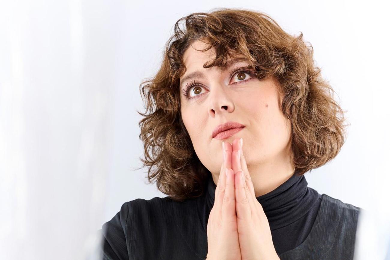 Patti Basler, Slam-Poetin und Kolumnistin des Jahres 2022, tritt auf Bühnen, im Radio und im Fernsehen auf. 2019 wurde sie mit dem «Salzburger Stier ausgezeichnet. Patti Basler, Slam-Poetin und Kolumnistin des Jahres 2022, tritt auf Bühnen, im Radio und im Fernsehen auf. 2019 wurde sie mit dem «Salzburger Stier ausgezeichnet.