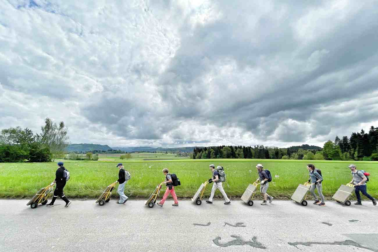 Die «Zehn Gebote Vol. 2» werden von diversen Gebotsschieberinnen und Gebotsschieber von Bern nach Luzern geschoben. Nun sind sie in Degersheim eingetroffen.