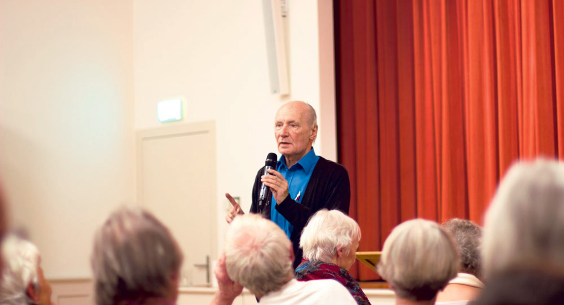 Eugen Drewermann vertritt die Bergpredigt mit Leidenschaft, lässt in seinem Vortrag aber auch Raum für Fragen. | Foto: Zuber (Archiv)