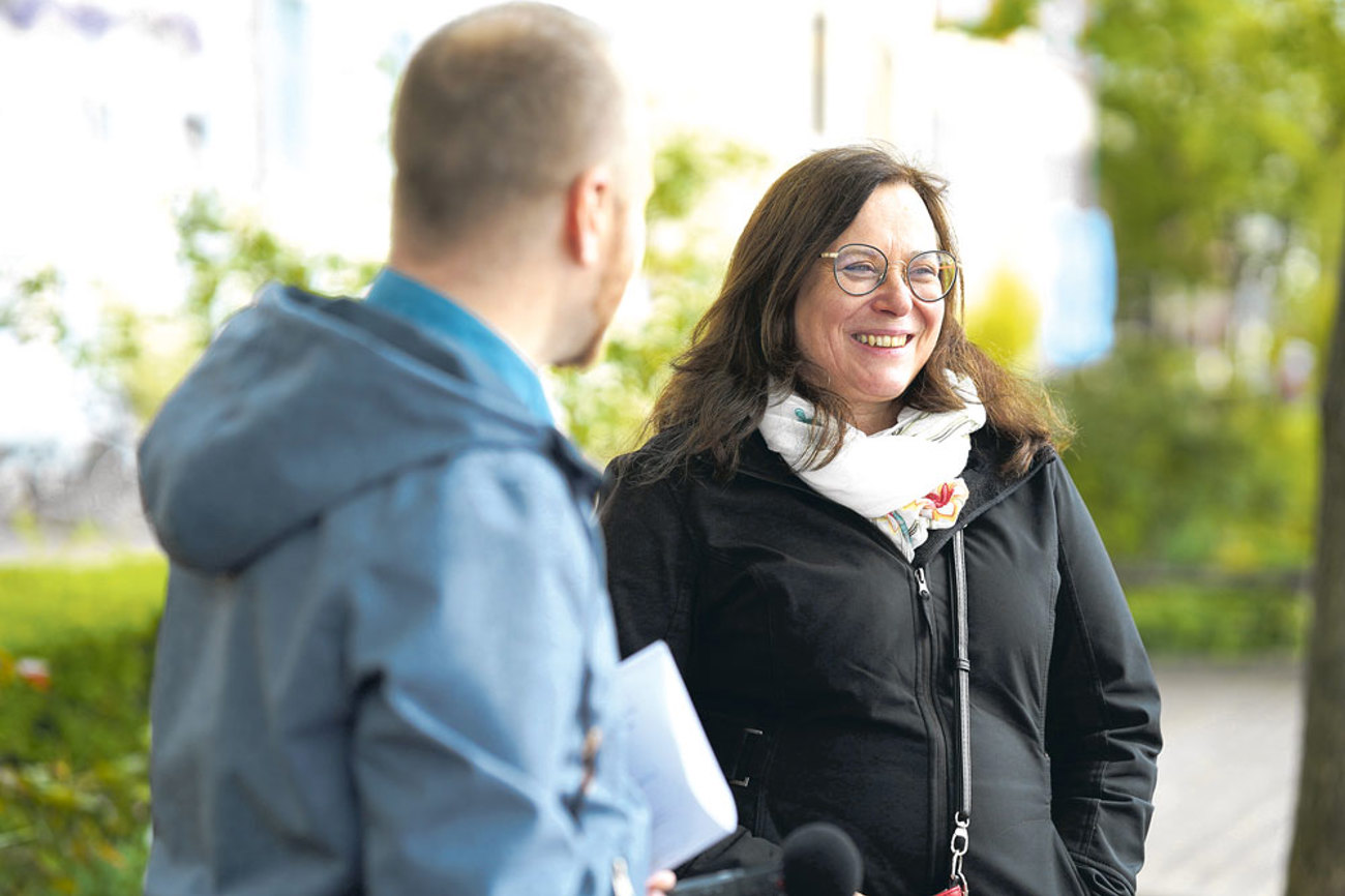 Auf der Suche nach den Spuren Gottes in der Stadt: Pfarrerin Monika Widmer, unterwegs mit Michael Schäppi. | Foto: Ludmila Leuenberger