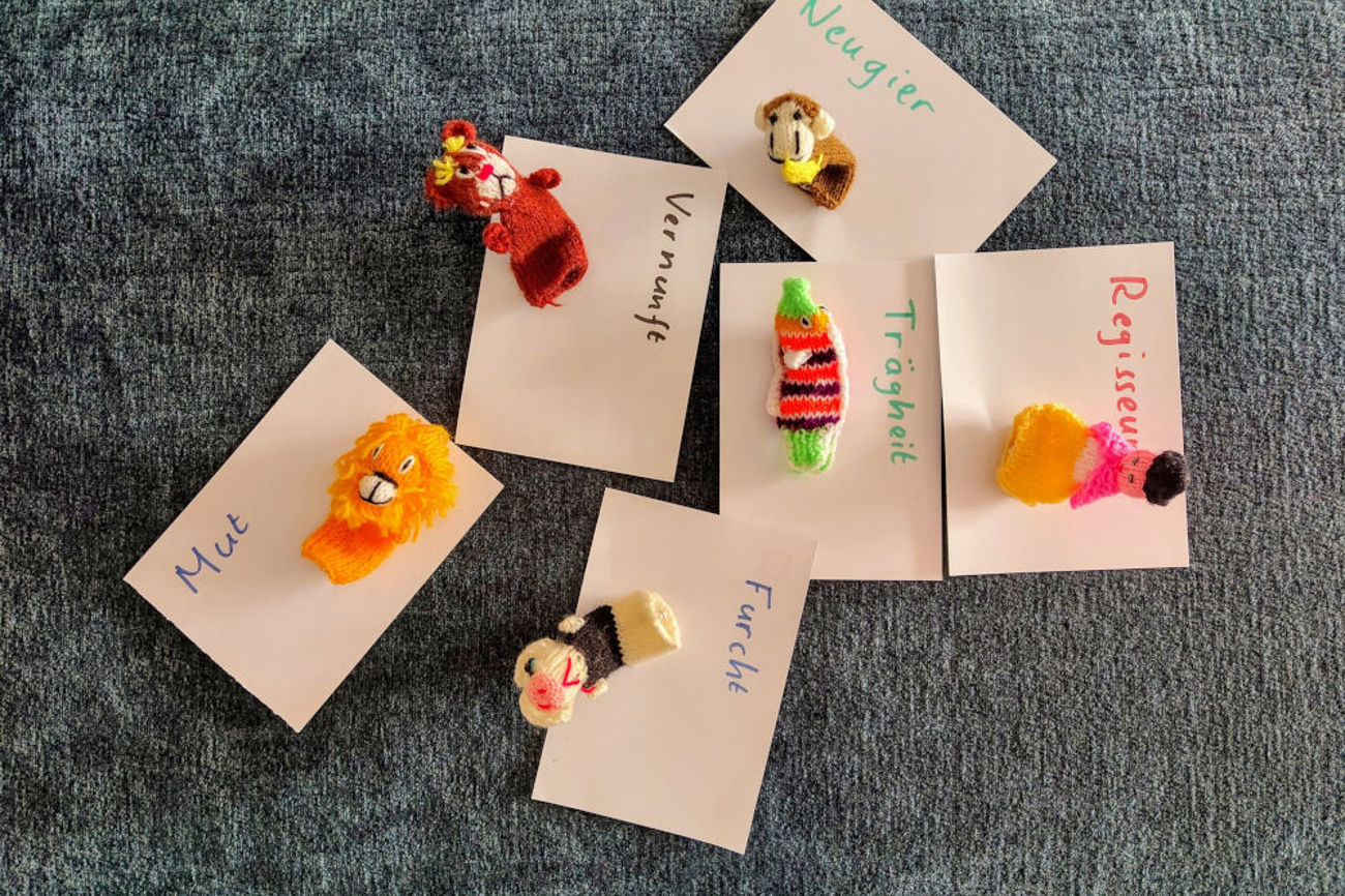 Team in Unordnung: Die Trägheit hat sich in die Mitte geschoben, die Neugier an den Rand gedrängt, die Furcht hält sich dicht bei ihr, die Vernunft musste weichen und der Mut ist nicht nur hinten, sondern er schaut von der Bühne weg. | Bild: Annette Spitzenberg