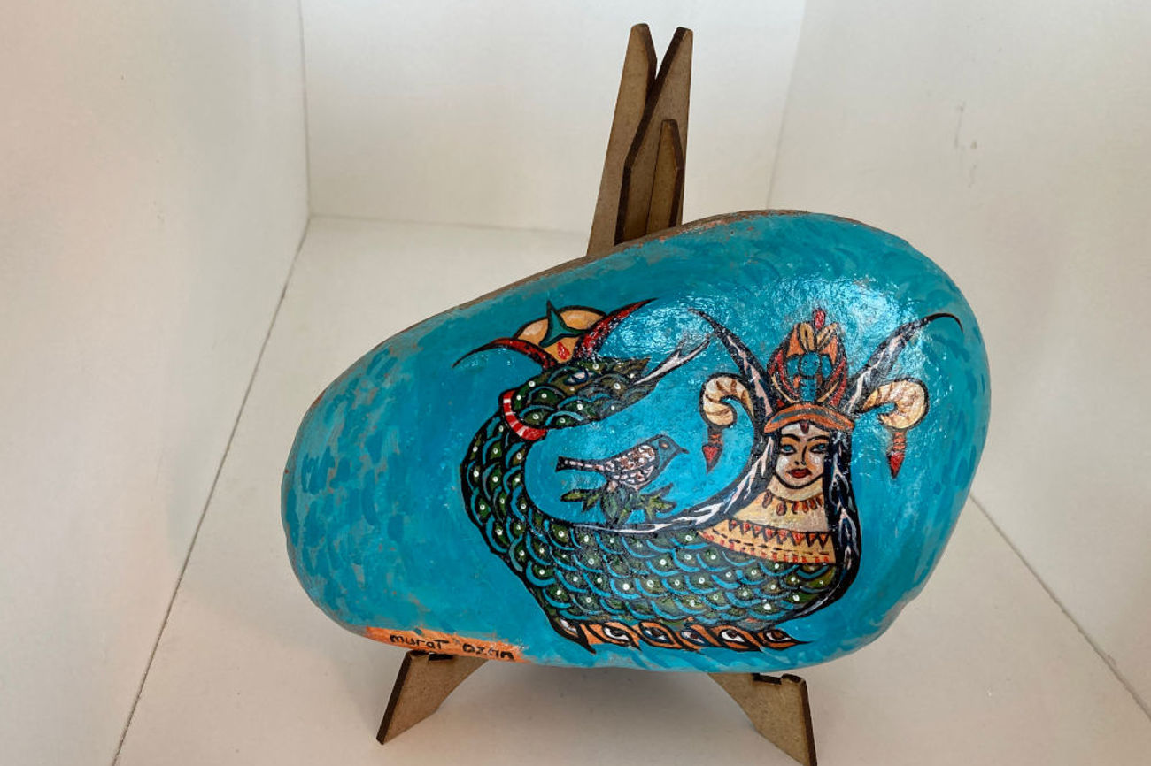 Der kunstvoll bemalte Stein steht im Haus der Religionen in Bern im Raum der Aleviten, einer schiitisch-muslimischen Religionsgemeinschaft. Er zeigt Shahmaran, ein mythisches Wesen, welches die Weisheit symbolisiert. Letztere können wir reichlich gebrauchen, auch im Anwenden der goldenen Regel. | Foto: Annette Spitzenberg