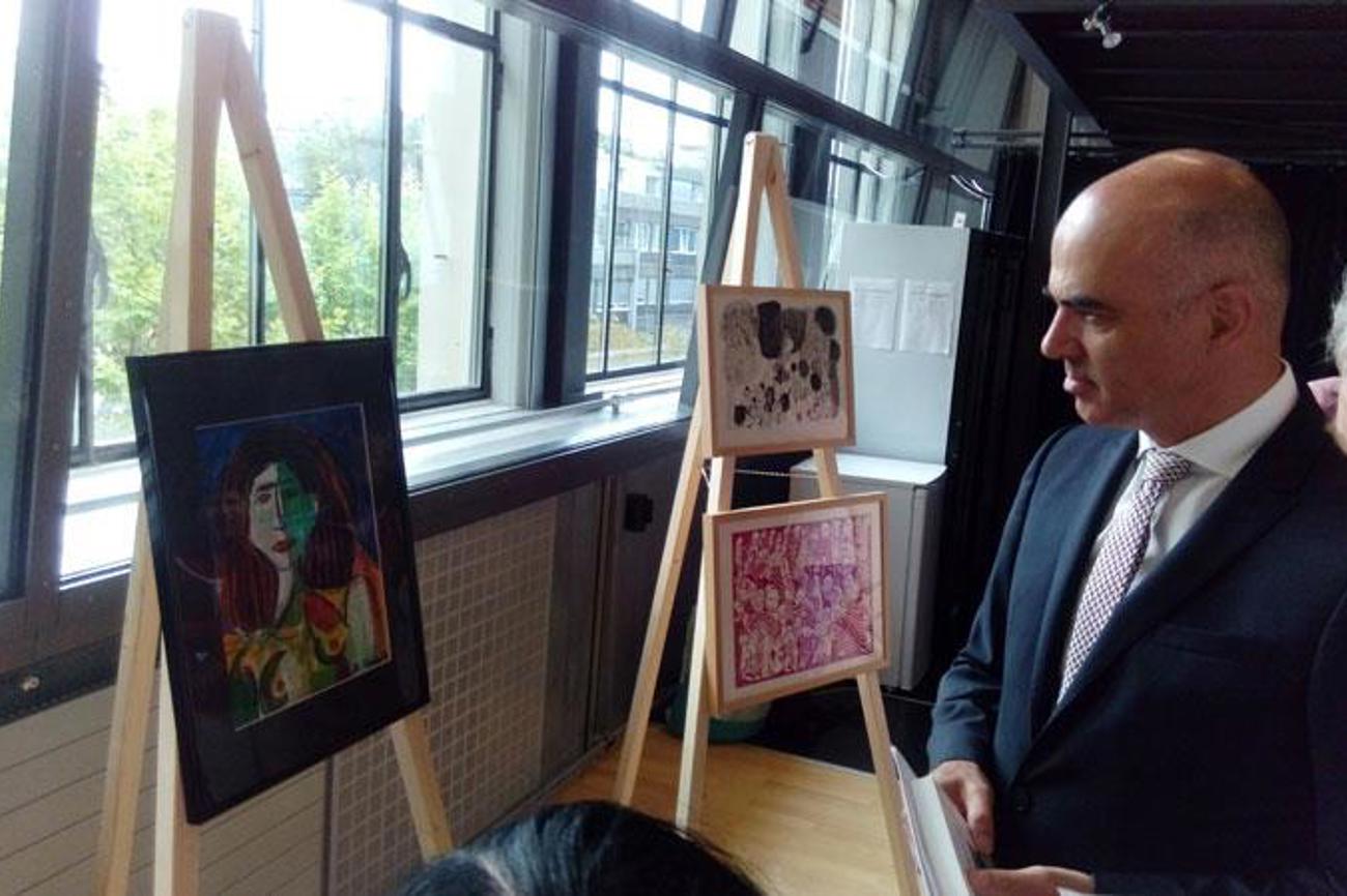 Bundesrat Alain Berset besuchte im Rahmen der Nationalen Armutskonferenz Anfang September in Bern die Kunstausstellung der Menschenrechtsorganisation ATD Vierte Welt.