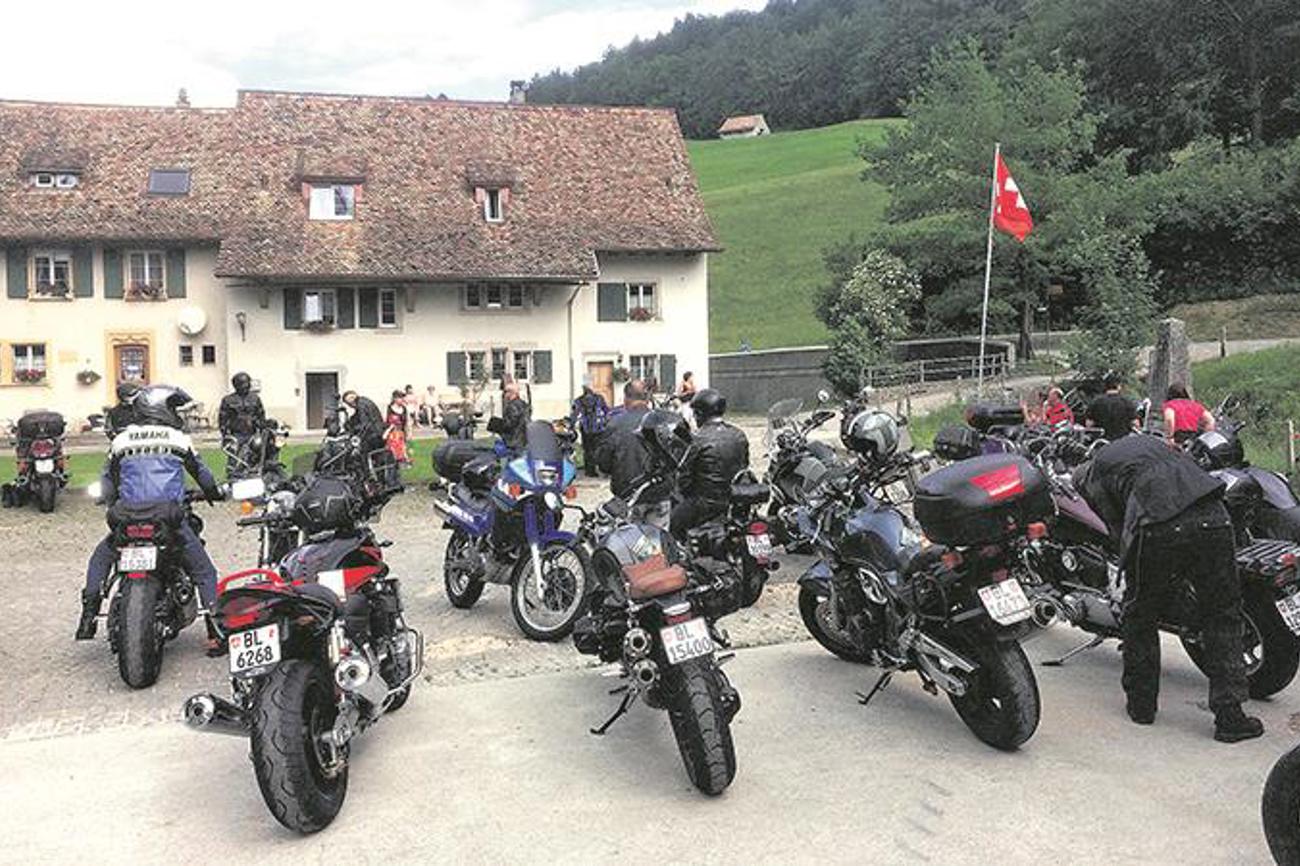 Auf dem Hofgut Spittel trafen sich im Juni rund ­hundert Biker zum Gottesdienst der besonderen Art.|tsc
