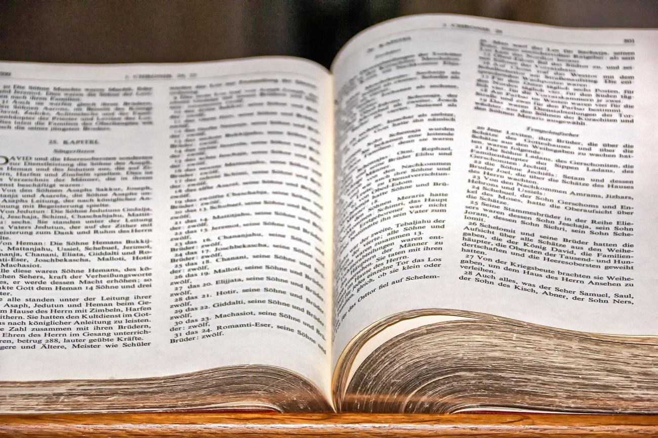 Bibel: Die Diskriminierung anderer darf sich nicht länger auf heilige Bücher abstützen. So die Forderung des runden Tischs der Religionen beider Basel. Foto: analogicus/pixabay