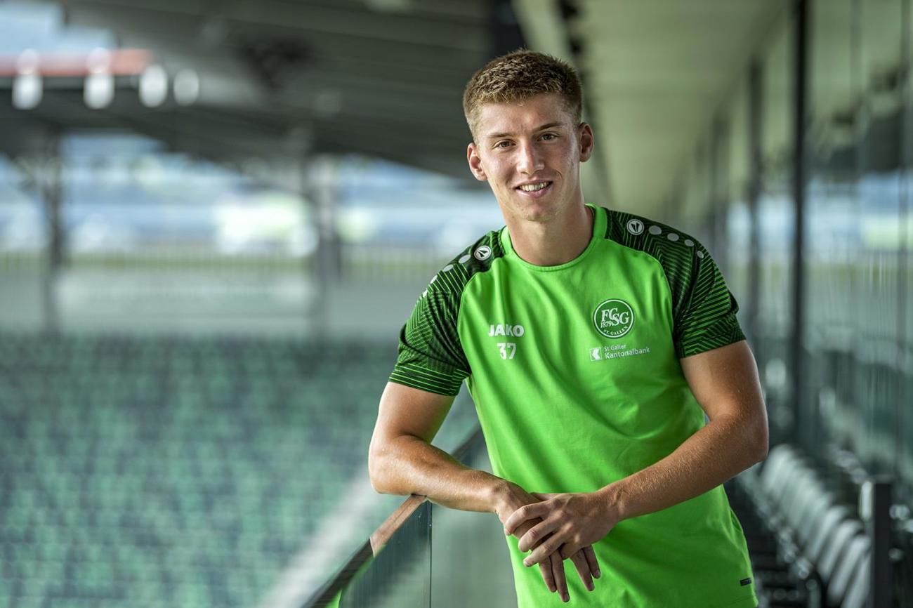 Als Kind eiferte Christian Witzig seinem Vater nach, der Pfarrer im Thurgau war. Heute begeistert der 22-Jährige die Fans im St. Galler Kybunpark. (Bild: Bild: St. Galler Tagblatt / Reto Martin)