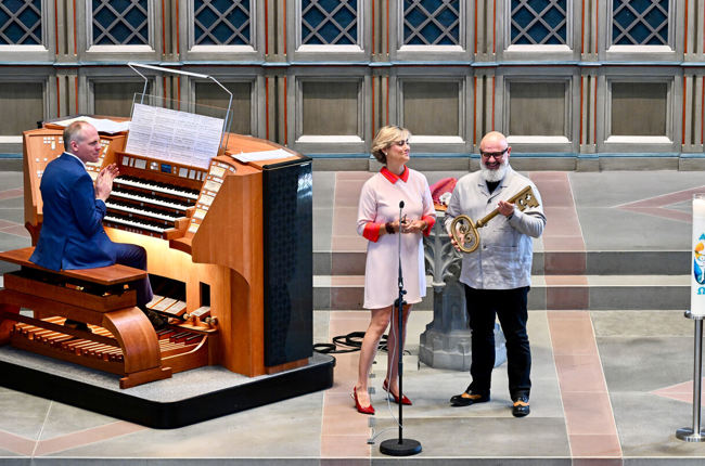 Schlüsselübergabe von Deborah Weber an Alex Xanthis, den Kirchenvorsteherschaftspräsidenten der Kirchgemeinde St. Gallen Centrum. Foto: Klaus Stadler Schlüsselübergabe von Deborah Weber an Alex Xanthis, den Kirchenvorsteherschaftspräsidenten der Kirchgemeinde St. Gallen Centrum. Foto: Klaus Stadler
