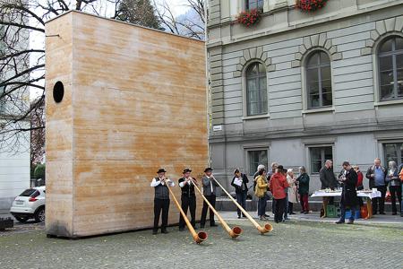 Begehbares Buch auf dem Rathausplatz Glarus