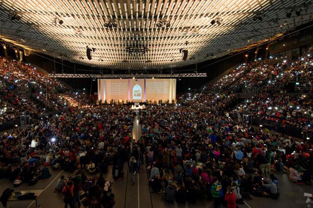 Taizé-Abendgebet in der St. Jakobshalle in Basel. | Dominik Plüss