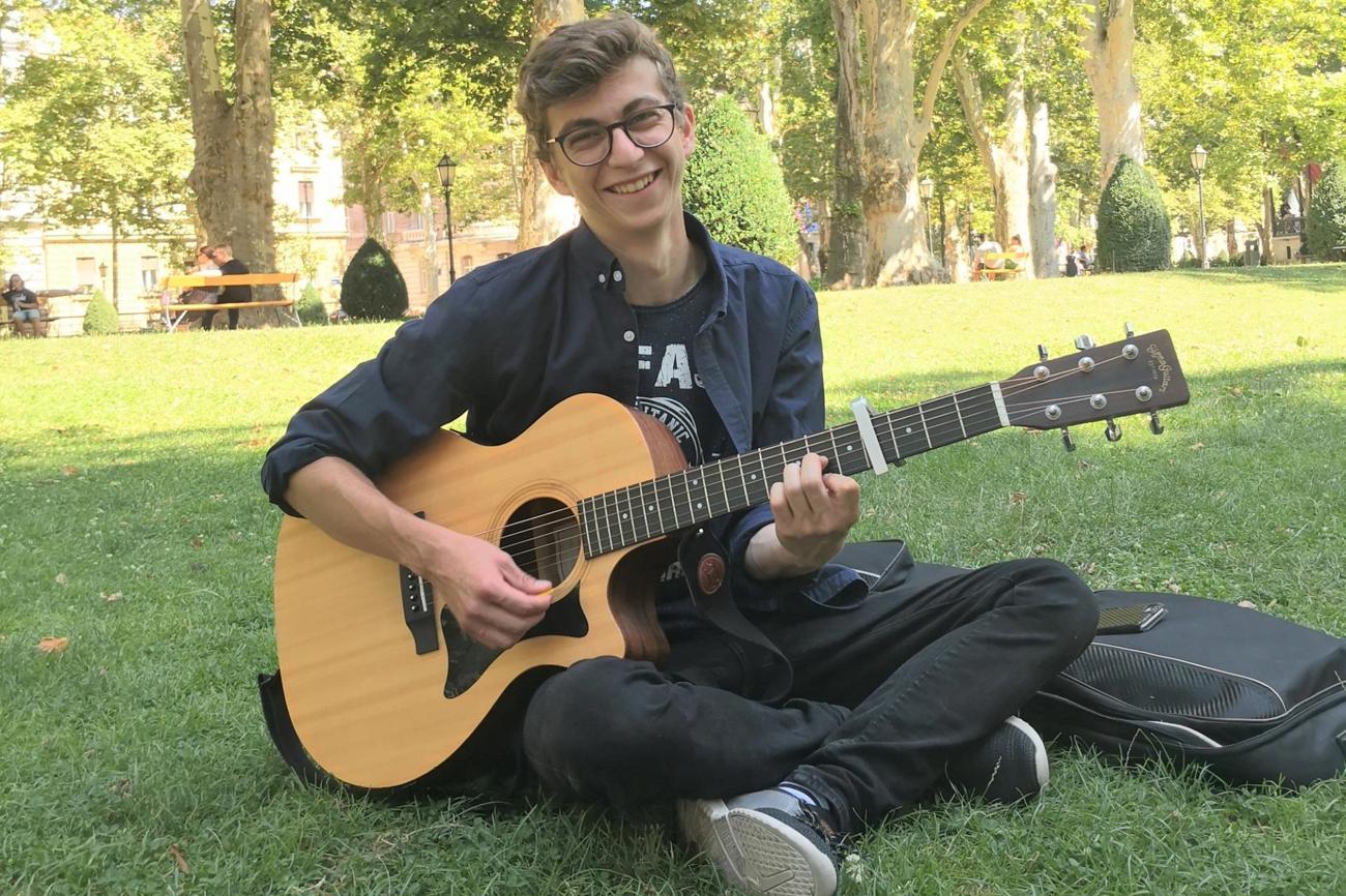 Lukas Gerber in Aktion: Er ist nicht nur ein begabter Prediger, sondern auch ein guter Musiker. (Bild: zVg)