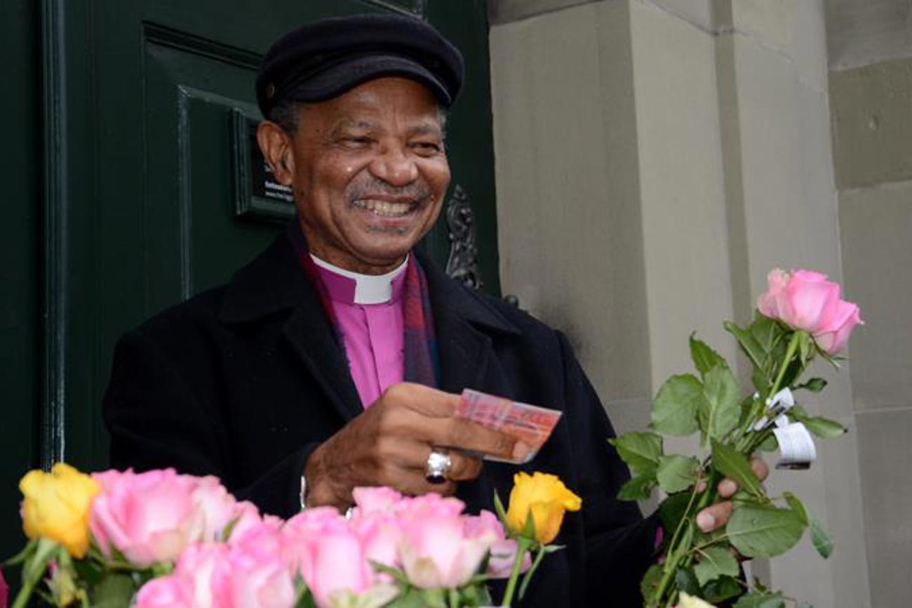 «Eine Rose aus Tanzania zugunsten der Projekte der Ökumenischen Kampagne»: Bischof Joseph Seoka aus Südafrika unterstützt das Verkaufsteam der Rosenaktion 2016 vor der Heiliggeist-Kirche in Bern. | Brot für alle/Urs Walter