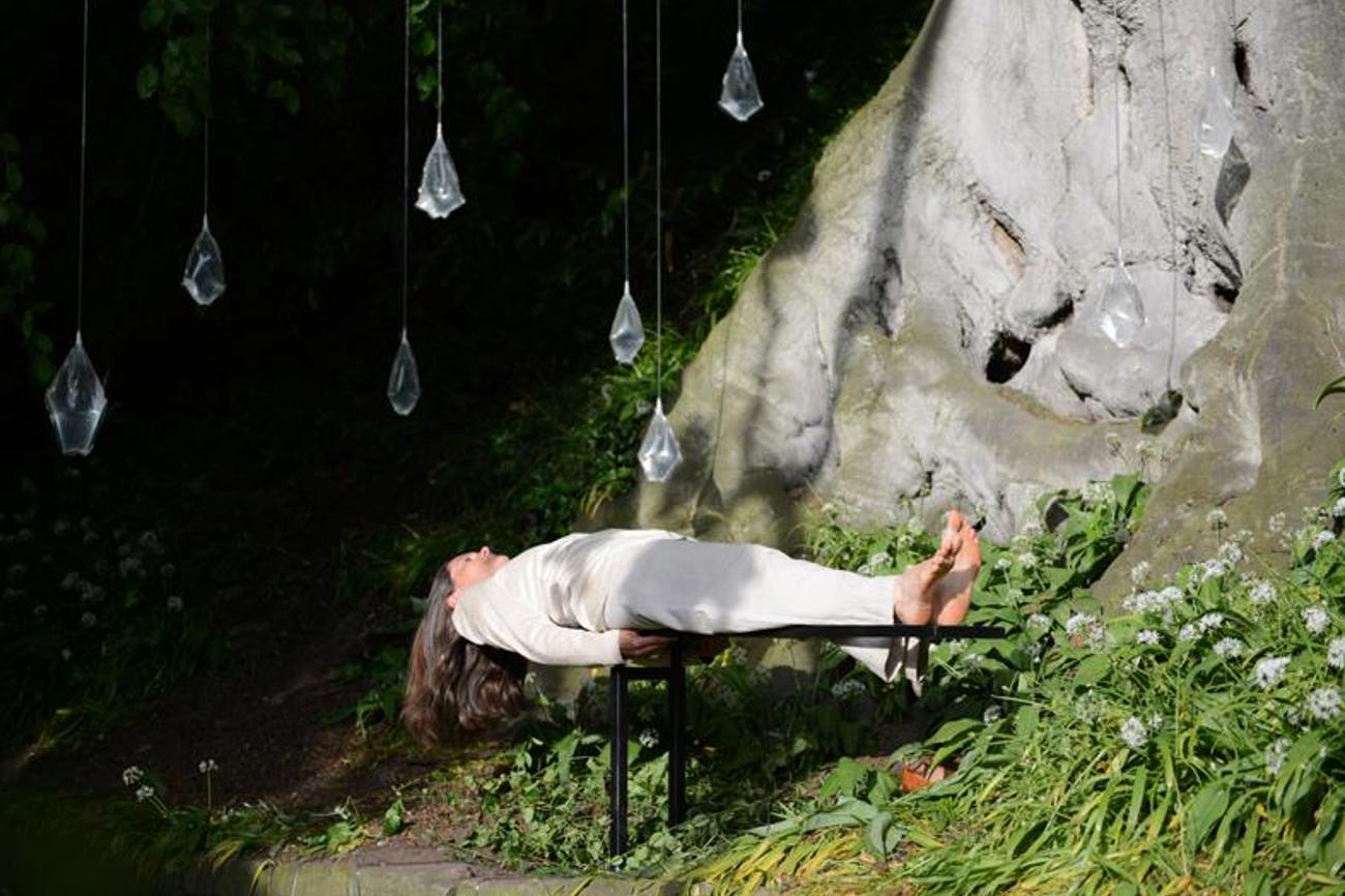 Labiles Gleichgewicht - Performance von Isabel Rohner