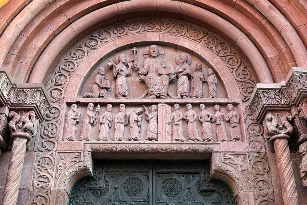 Die Galluspforte des Basler Münsters gilt als ältestes erhaltenes Figurenportal im deutschsprachigen Raum. Auch hier sind die Jungfrauen zu sehen – links die «klugen», rechts die «törichten». | Foto: Nicole Noelle