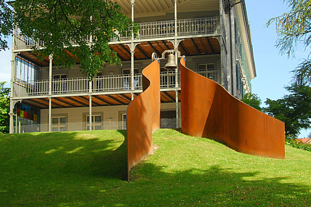 Vor dem Henry-Dunant-Museum, in einer Installation der St. Galler Künstlerin Lucie Schenker, schwebt ein ausser-gewöhnliches Objekt: die Peace Bell von Nagasaki. Es ist eine von weltweit fünf Kopien jener Angelus-Glocke, die den Atomabwurf vom 9. August 1945 auf die japanische Stadt fast schadlos überstanden hatte.  Jedes Jahr am 9. August mit dem Läuten der Friedensglocke im Rahmen einer öffentlichen Feier mit prominenten Gästen der Katastrophe von Nagasaki gedacht. | Foto: zVg Vor dem Henry-Dunant-Museum, in einer Installation der St. Galler Künstlerin Lucie Schenker, schwebt ein ausser-gewöhnliches Objekt: die Peace Bell von Nagasaki. Es ist eine von weltweit fünf Kopien jener Angelus-Glocke, die den Atomabwurf vom 9. August 1945 auf die japanische Stadt fast schadlos überstanden hatte.  Jedes Jahr am 9. August mit dem Läuten der Friedensglocke im Rahmen einer öffentlichen Feier mit prominenten Gästen der Katastrophe von Nagasaki gedacht. | Foto: zVg