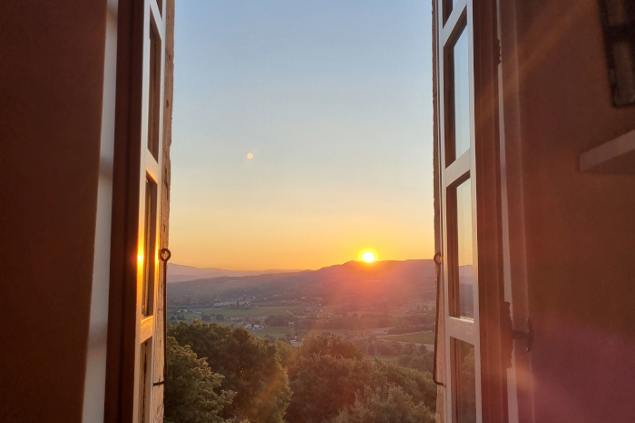 Mit Hilfe der Sonne, die durchs Fenster in Josies Zimmer scheint, gelingt es KF, Klara, die Jugendliche gesund zu machen. | Foto: Anna Schindler