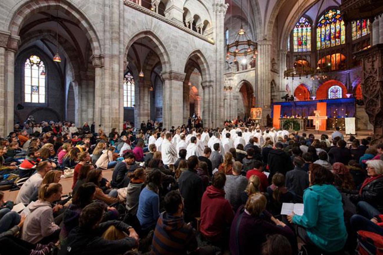 Vom Fernsehen übertragen: Taizé-Gottesdienst im vollen Basler Münster. | Dominik Plüss