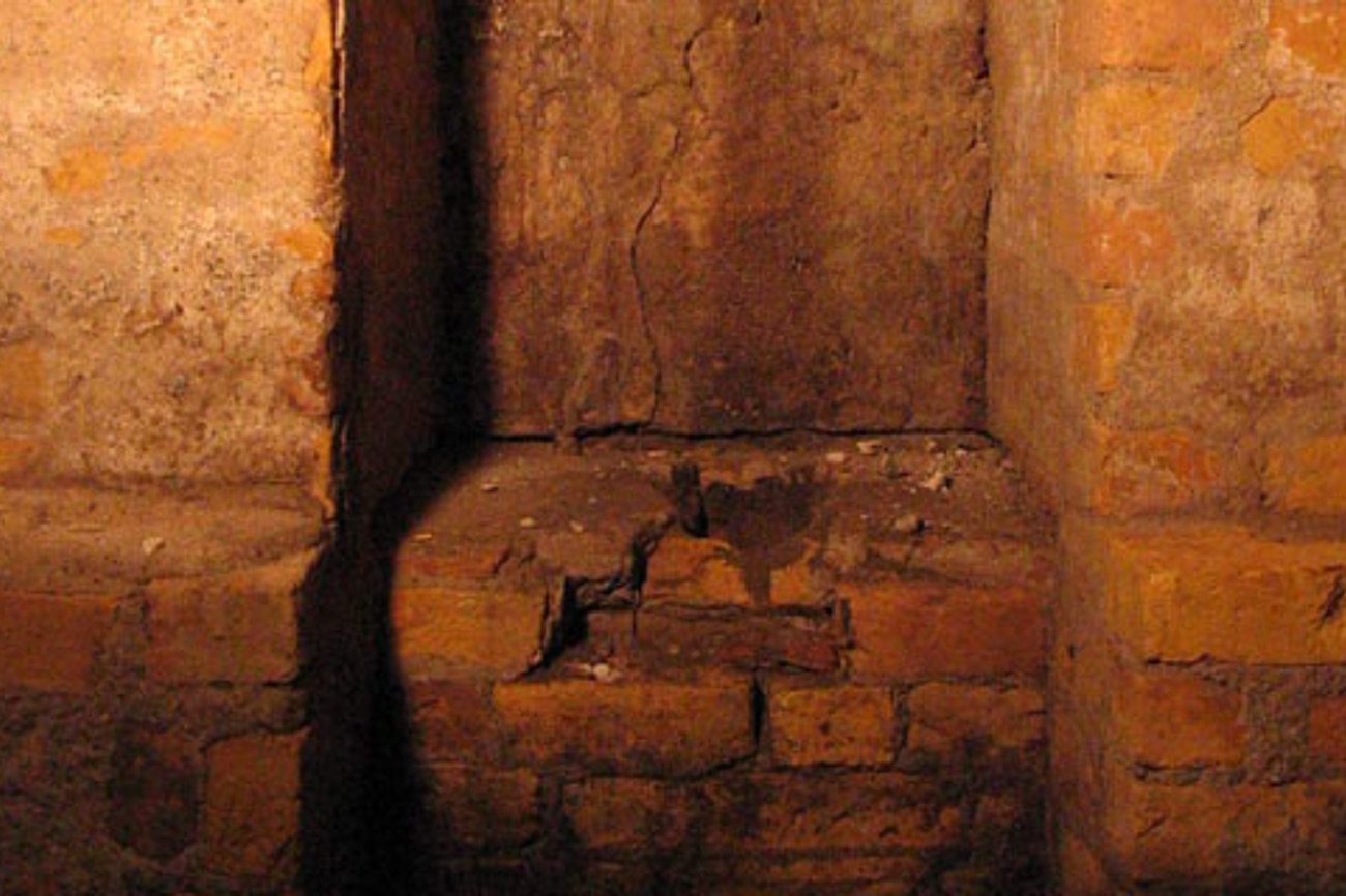 2004 fanden Archäologen diese steinige Latrine im Lutherhaus in Wittenberg | Foto: zVg