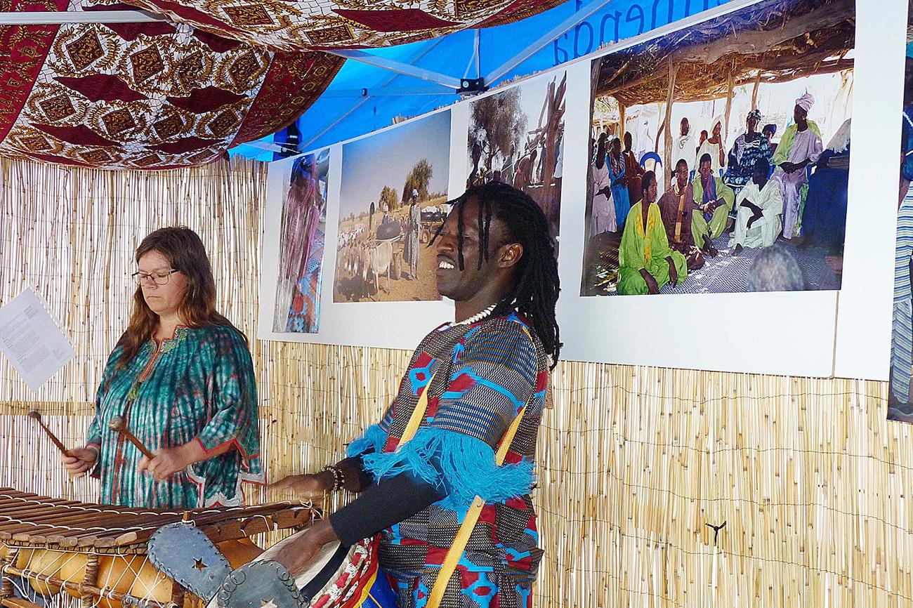 Schon von weitem waren die afrikanischen Klänge aus dem Zelt der Kirchgemeinde zu hören. Massa Koné inspirierte und motivierte. Bild ih.