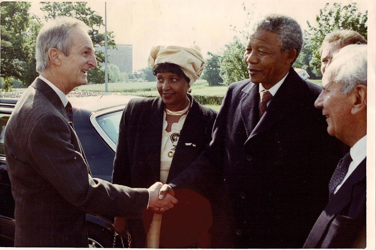 Nelson Mandela bedankt sich 1993 bei Pfarrer Paul Rutishauser für sein Engagement gegen die Apartheid in Südafrika. In der Bildmitte Winnie Mandela, ganz rechts Emilio Castro, Generalsekretär des Weltkirchenrates. (Bild: zVg)