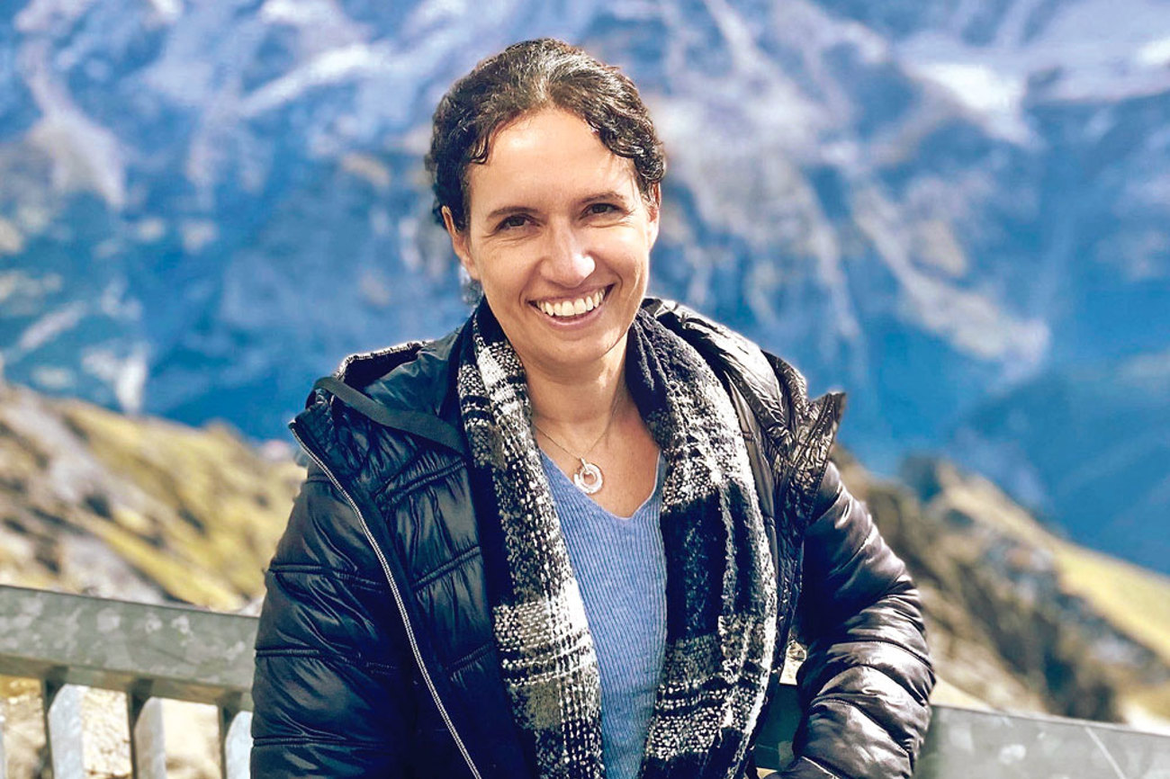 Viele Menschen, die in einer Krise stecken, schreiben ihr, dass sie es nicht mehr aushalten, sagt Debora Sommer. Sie selber hat über ihren Leidensweg ein Buch geschrieben. | Foto: zvg