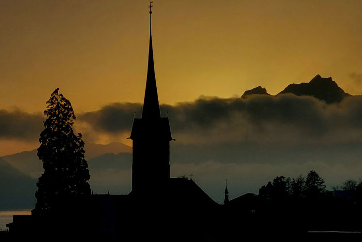 Kirchengeläut um Mitternacht