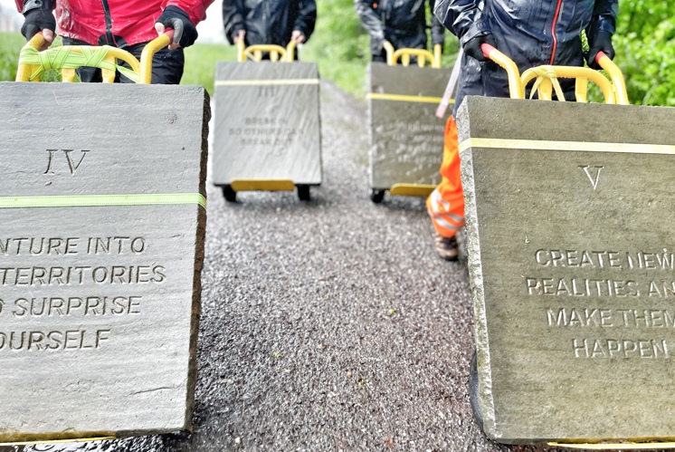 Die Reise der «Zehn Gebote Vol. 2» als Installation im Hallenbad Degersheim