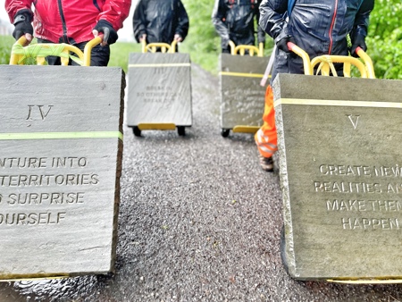 Die Reise der «Zehn Gebote Vol. 2» als Installation im Hallenbad Degersheim