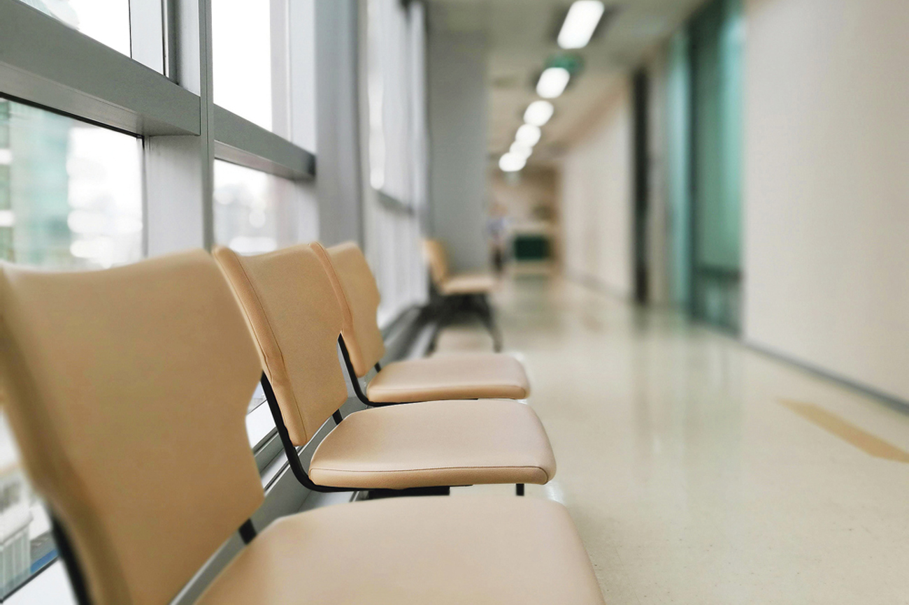 Leere Gänge im Spital: Der Alltag spielt sich dort oft zwischen Hoffen und Bangen ab. | Foto: Di Cesare