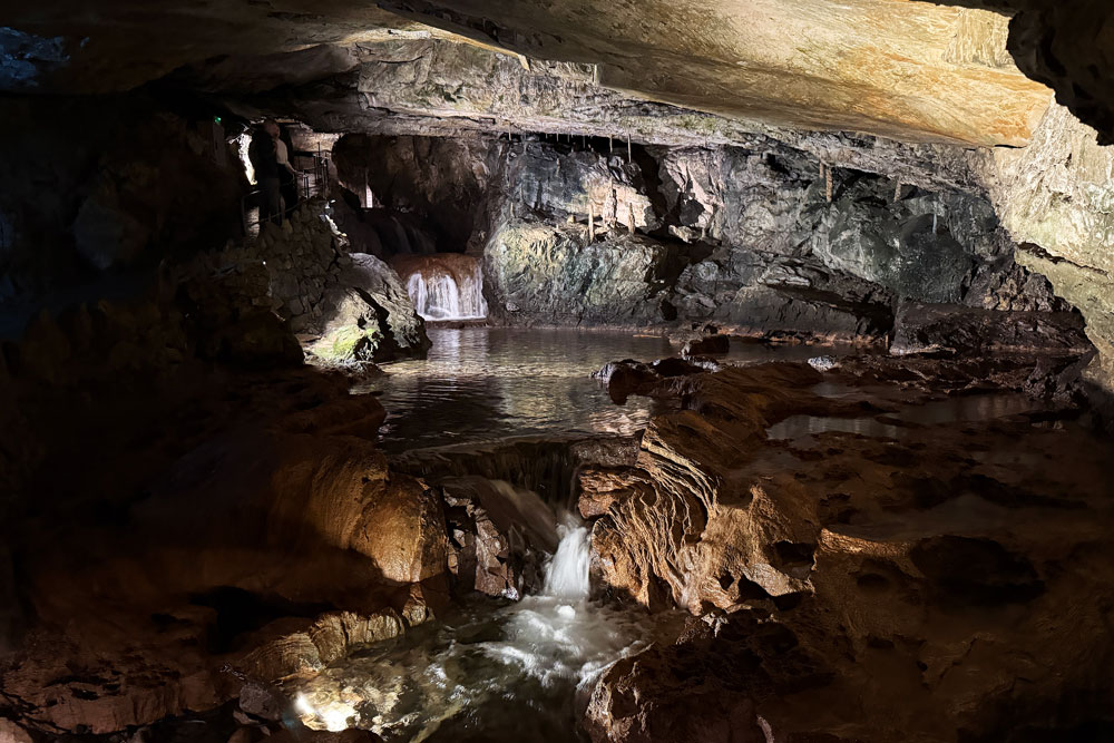 Stalaktiten und Stalagmiten wachsen im Berginnern zu einer Wunderwelt heran, kein Wunder, dass hier einst ein Drache vermutet wurde. | Foto: Nicole Noelle